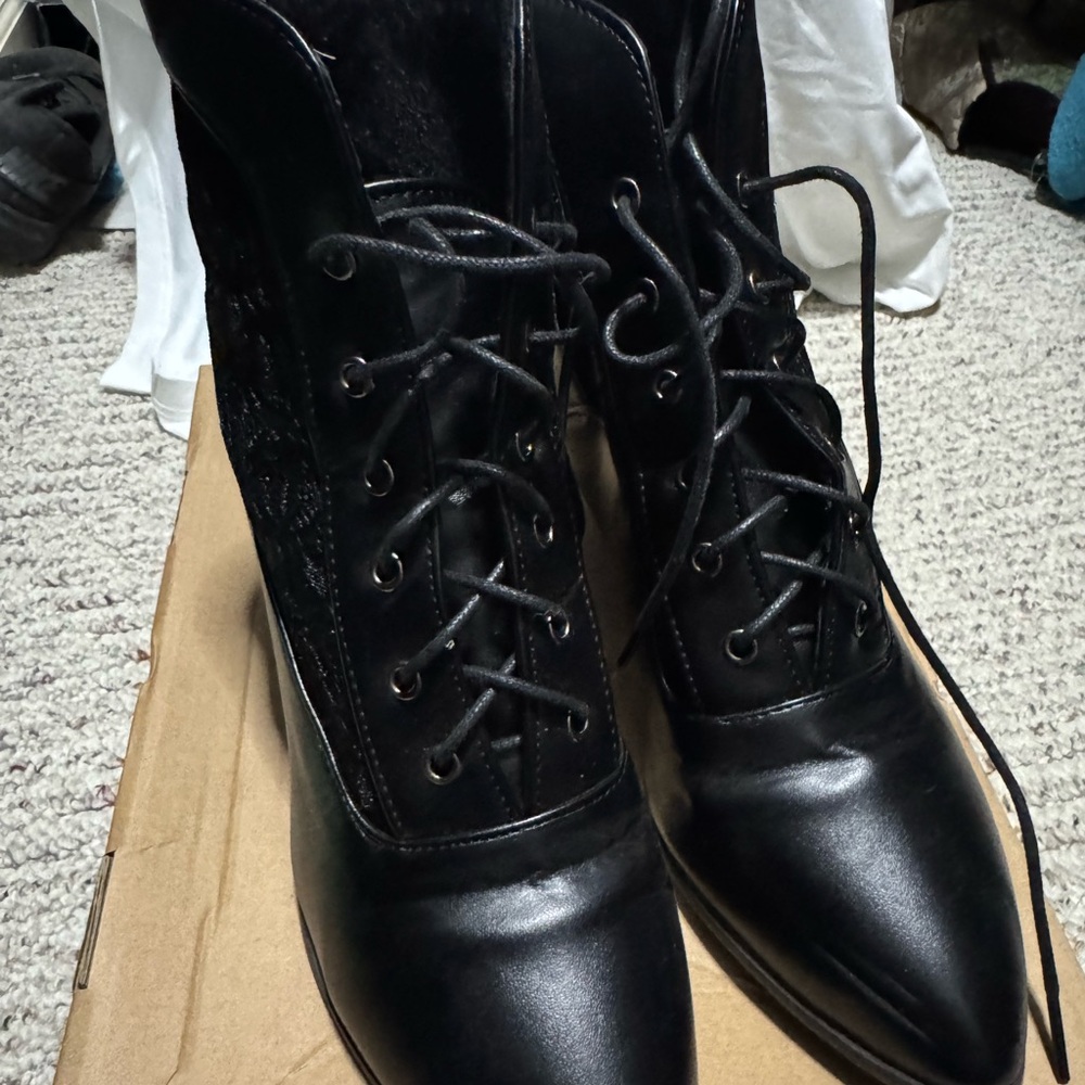 Source Unknown Black Lace-Up Women's Boots